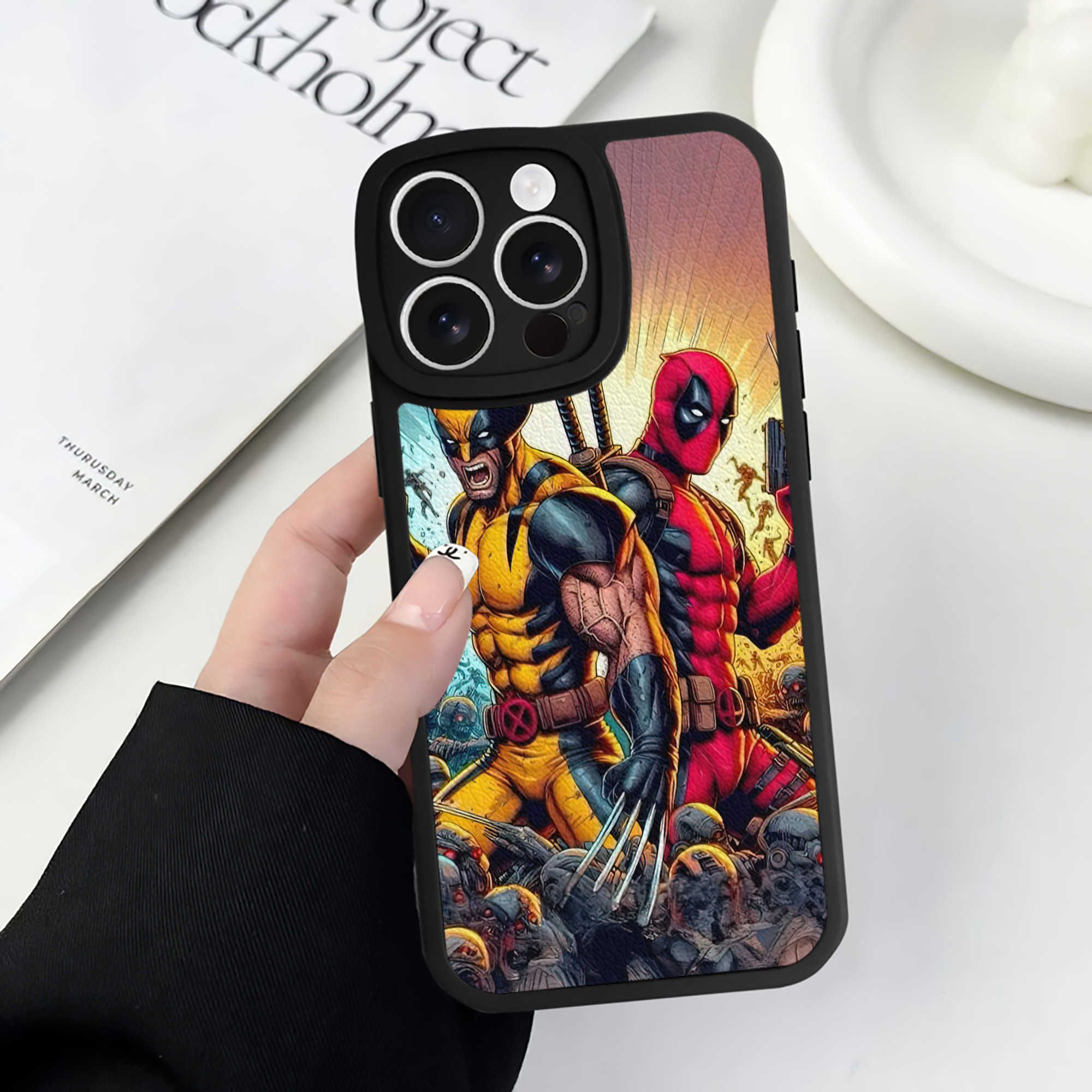（画像用） Deadpool デッドプール 【iPhone 16シリーズ対応】シリコンスマホケース（レザー調） 材質：シリコン